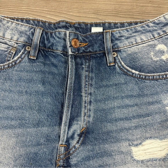 H&M Denim Medium Wash High Wasited Distressed Shorts w/ Button Closure - SIZE 8 - Picture 2 of 3